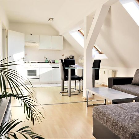 Kuschelige Dachgeschosswohnung Am Clarapark Leipzig Exterior foto